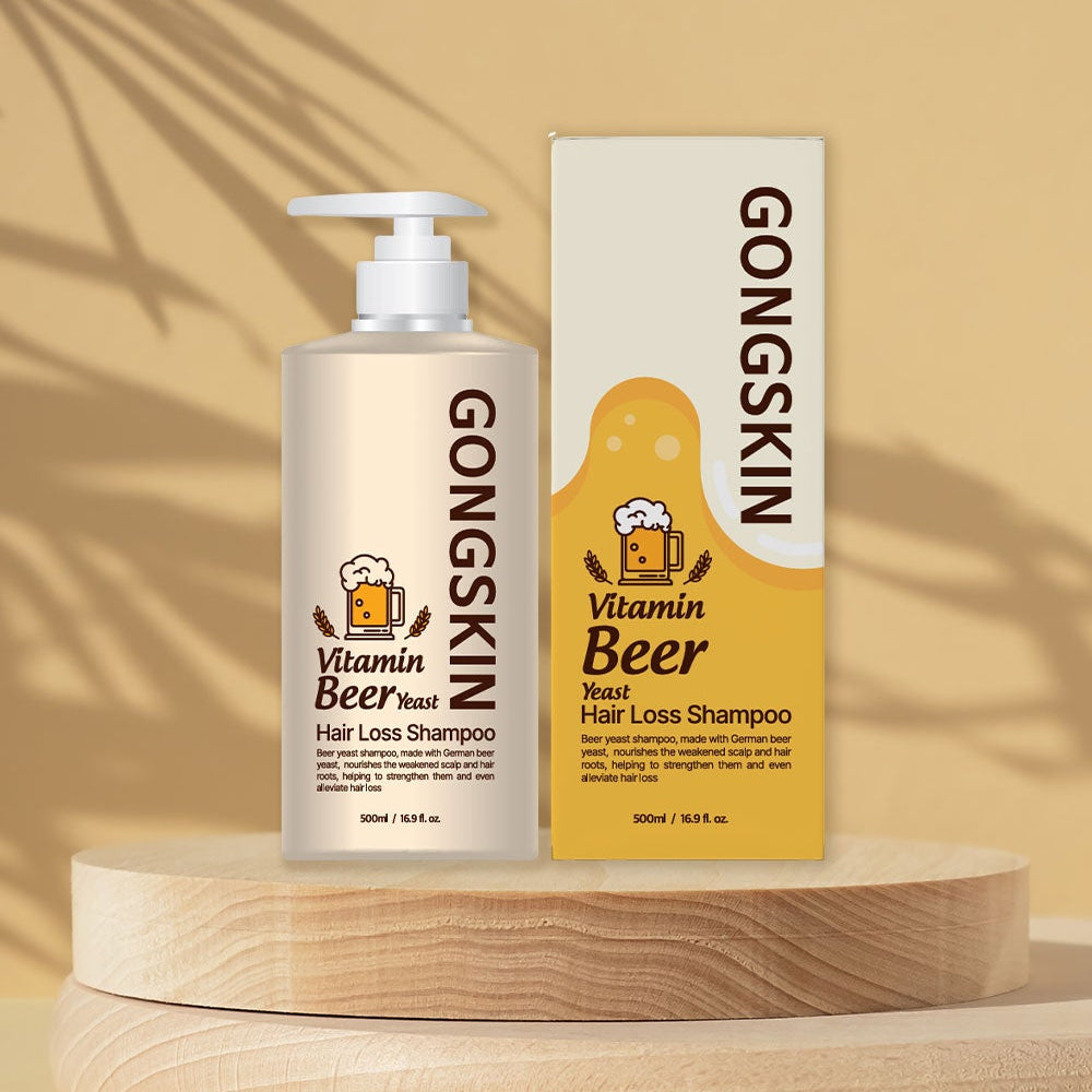 GONGSKIN Vitamin Beer Yeast Hair Loss Shampoo 500ml, flacon et boîte sur podium beige, style photo produit ensoleillée.