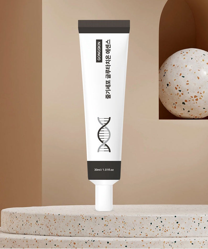 Tube de GONGSKIN Stem Cell Glutathione Essence 30ml posé sur une surface texturée, produit de soin de la peau de haute qualité.