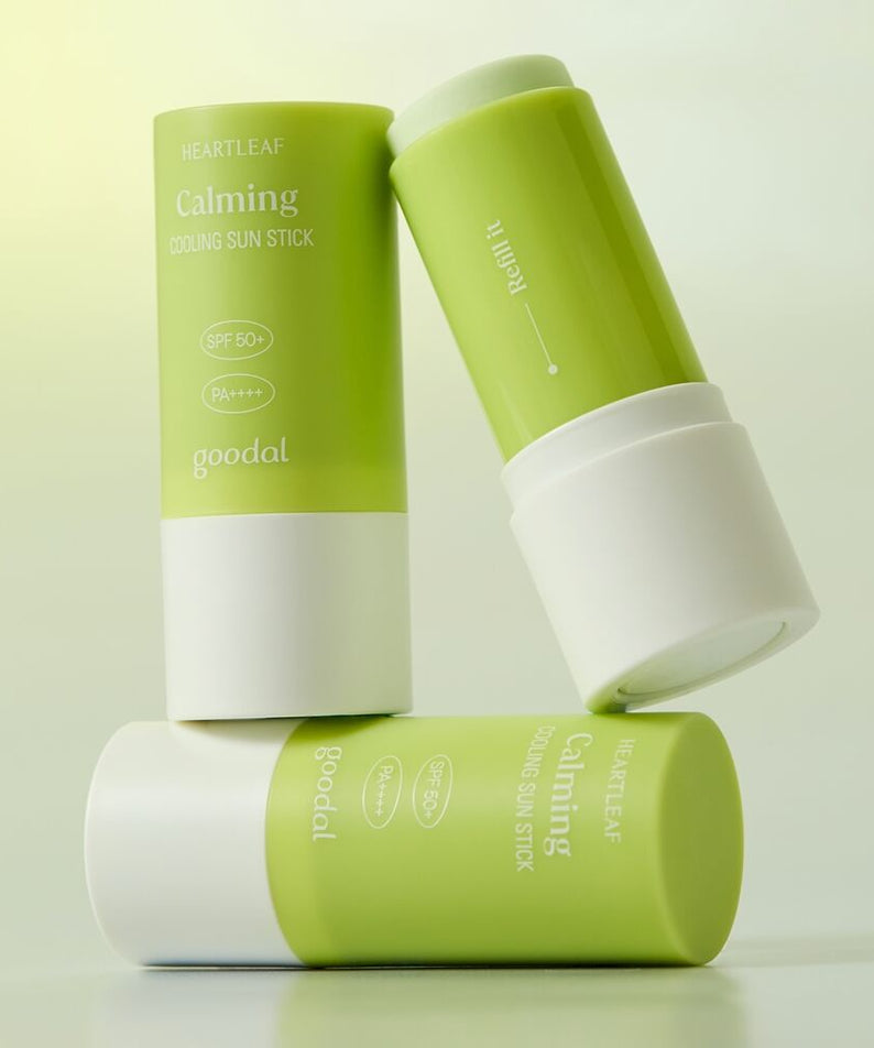 GOODAL Clear Eoseongcho Soothing Cooling Sun Stick en présentation élégante sur fond vert.