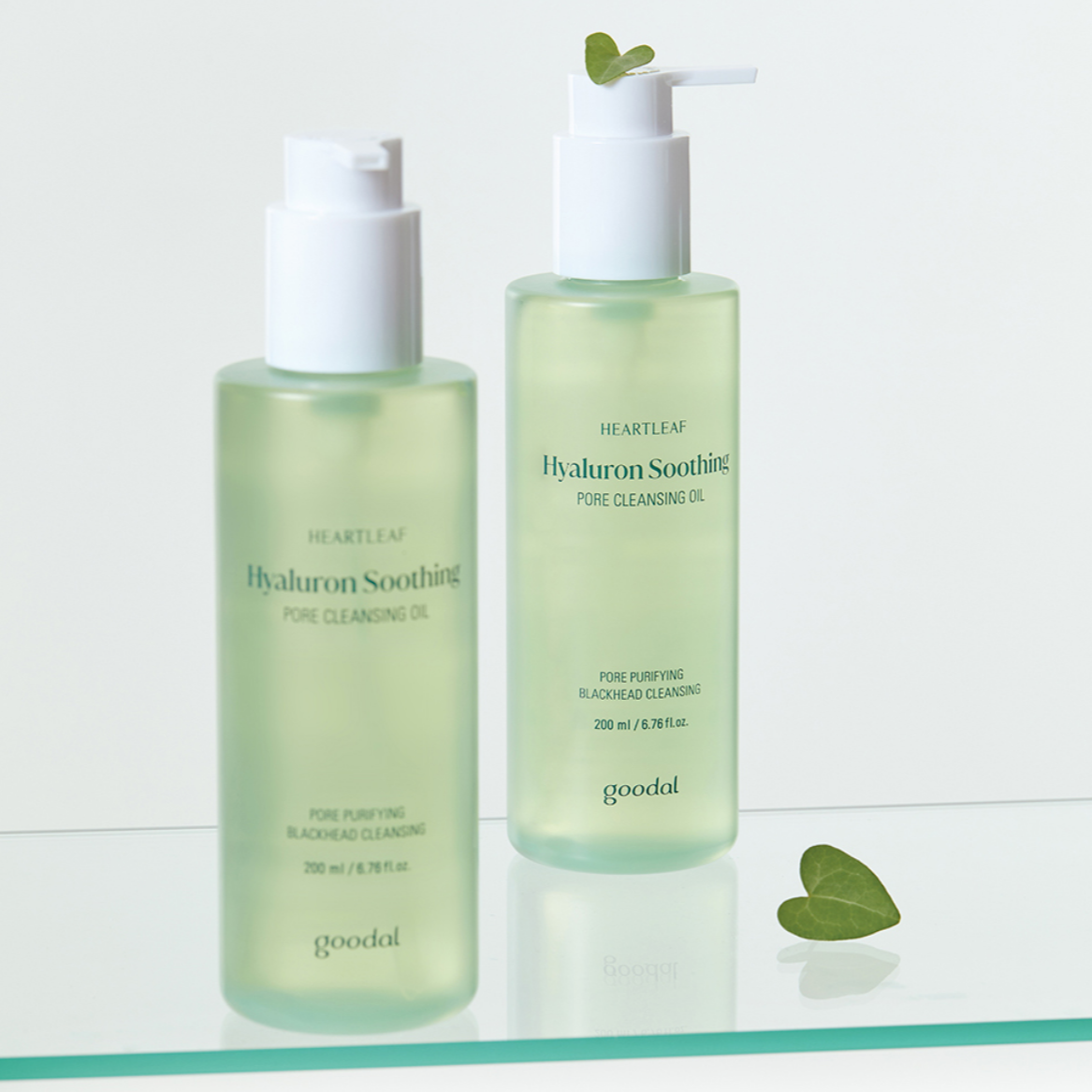 Décris l'image en français : GOODAL Eoseongcho Hyaluronic Soothing Pore Cleansing Oil 200ml, flacons verts sur fond blanc.
