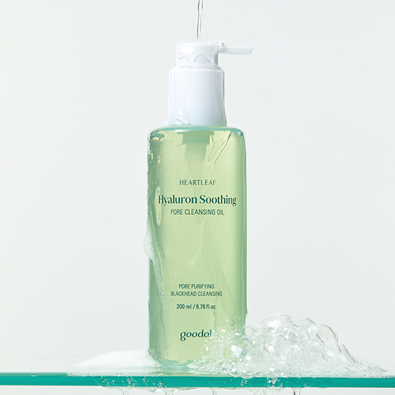 Décris l'image en français : GOODAL Eoseongcho Hyaluronic Soothing Pore Cleansing Oil 200ml, flacon vert sur fond clair.