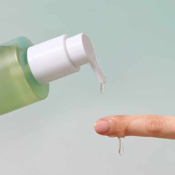 GOODAL Eoseongcho Hyaluronic Soothing Pore Cleansing Oil 200ml : huile hydratante versée sur doigt, contexte beauté.