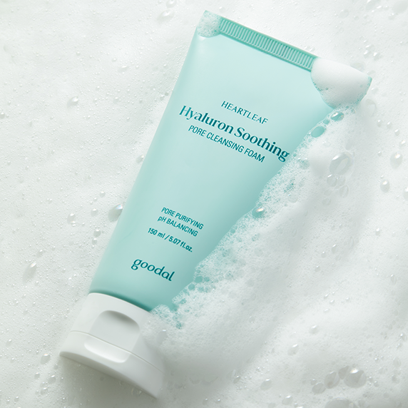GOODAL Eoseongdho Hyaluronic Soothing Pore Cleansing Foam 150ml, tube sur fond douche, gouttes d’eau, marque Goodal
