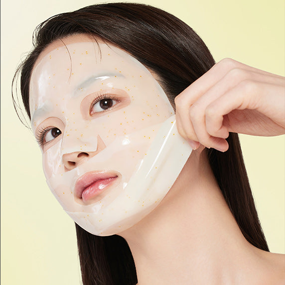GOODAL Gel Mask (Green Tangerine/Eoseongcho) sur visage, personne avec masque gélifié vert/orange, fond jaune clair