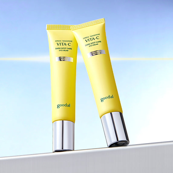GOODAL Green Tangerine Vita C Dark Circle Eye Cream, pots crème contour des yeux goodal sur fond bleu clair.