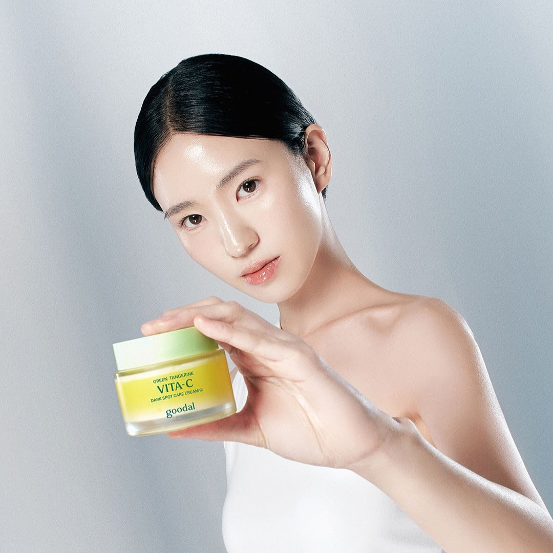 Décris l'image en français en mentionnant le produit, la marque et le contexte visuel : GOODAL Green Tangerine Vita C Spot Care Cream Alpha 75ml