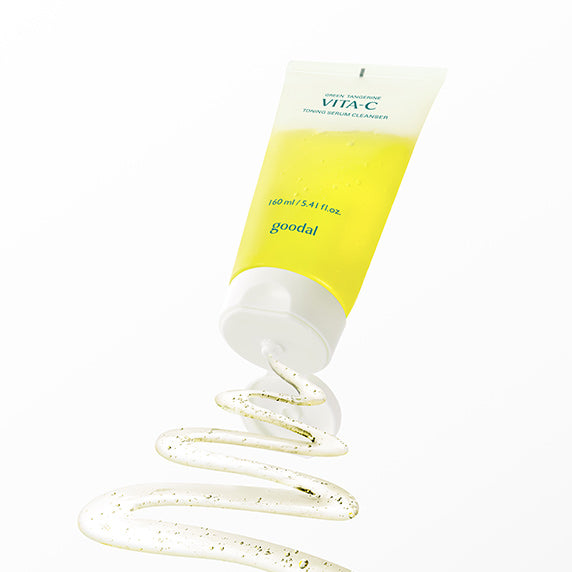 GOODAL Green Tangerine Vita C Toning Serum Cleanser 160ml, bouteille crème sur fond blanc, gouttes visibles, marque Goodal