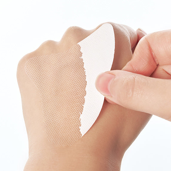 GOODAL Heartleaf PDRN Collagen Melting Patch (4 sheets) : patch collant sur peau, main tenant, contexte cosmétique.