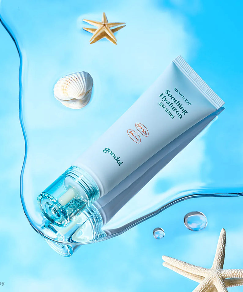 GOODAL Eoseongcho Hyaluronic Acid Sun Serum 50ml avec décor de plage et coquillages sur fond bleu lumineux.