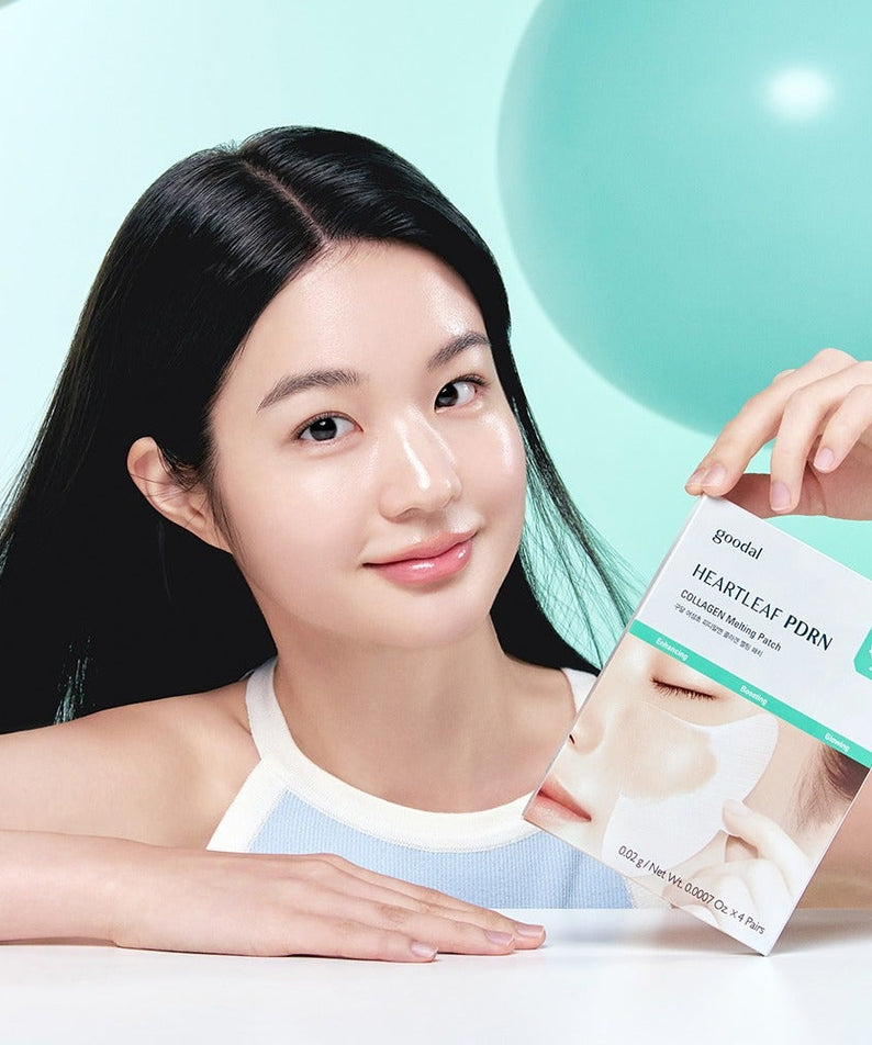 Femme tenant le GOODAL Heartleaf PDRN Collagen Melting Patch (4 sheets), révélant une peau éclatante.
