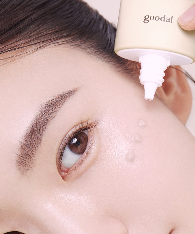 Décris l'image en français: GOODAL Eoseongcho Soothing Blemish Cover Sun BB Cream 50ml, application sur peau avec tube gooodal