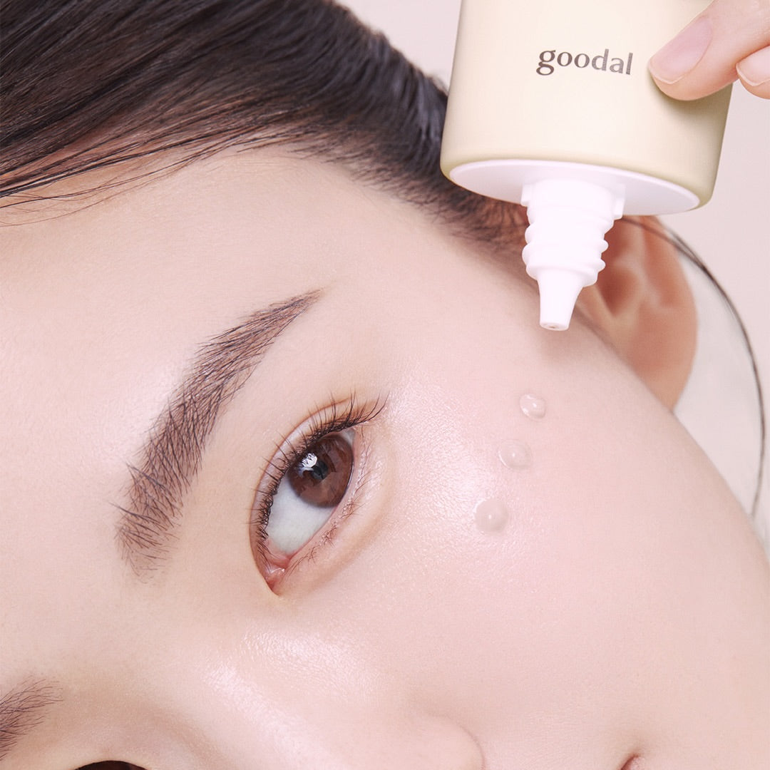 Décris l'image en français: GOODAL Eoseongcho Soothing Blemish Cover Sun BB Cream 50ml, application sur peau avec tube gooodal