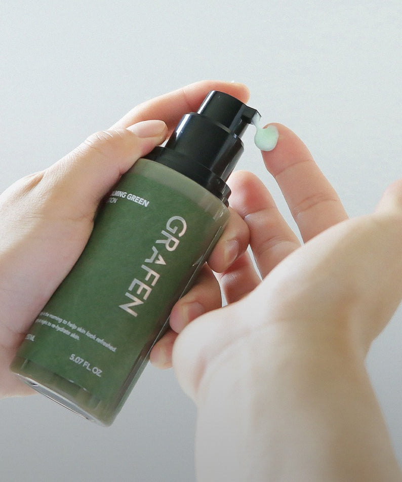 GRAFEN  Calming Green Lotion 150ml : mains tenant la lotion verte, contexte salle de bain, flacon vert.