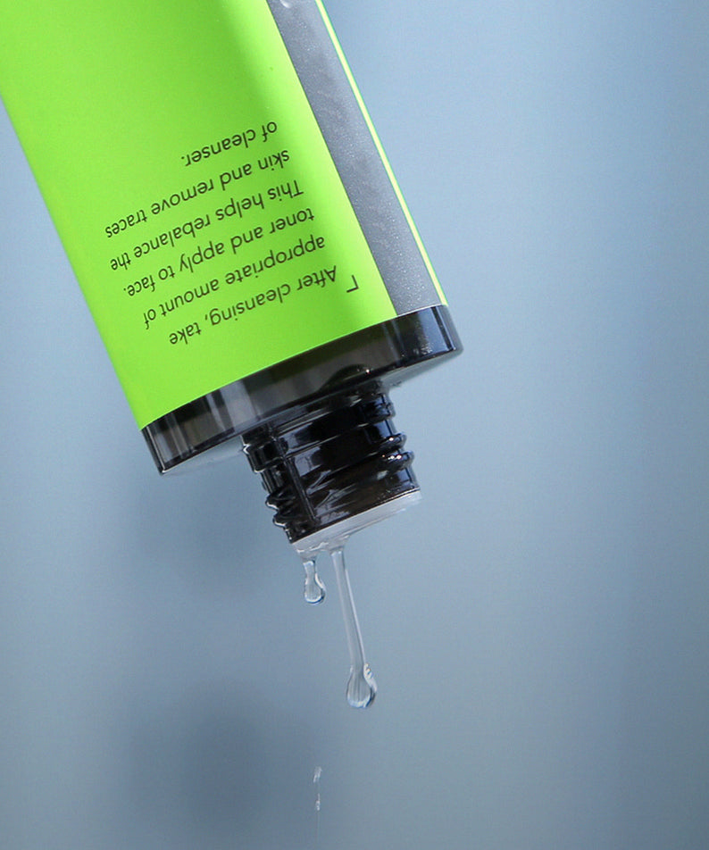 GRAFEN  Calming Green Skin 180ml, tube vert apaisant, marque sur flacon, goutte de sérum sur fond clair
