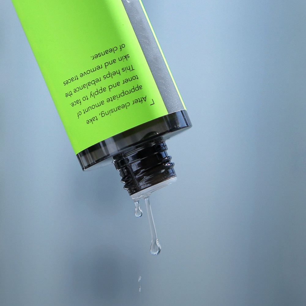 GRAFEN  Calming Green Skin 180ml, tube vert apaisant, marque sur flacon, goutte de sérum sur fond clair
