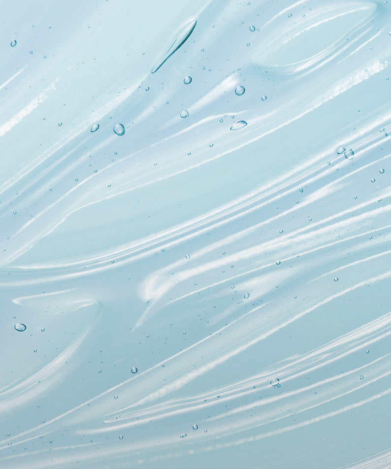 GRAFEN  Cica Silky Shampoo 500ml : flacon sur fond bleu, texture effet soie, gouttes d’eau en visuel.