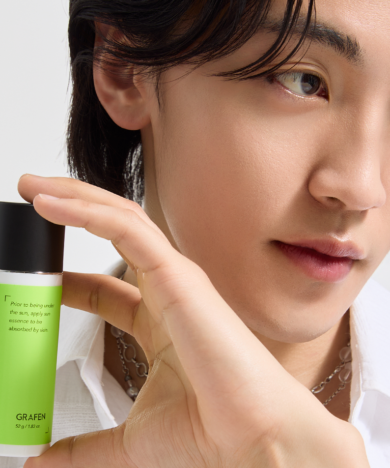 GRAFEN  Daily Sun Essence 52g : sérum visage vert, jeune femme l’applique en studio sur fond clair (marque GRAFEN).