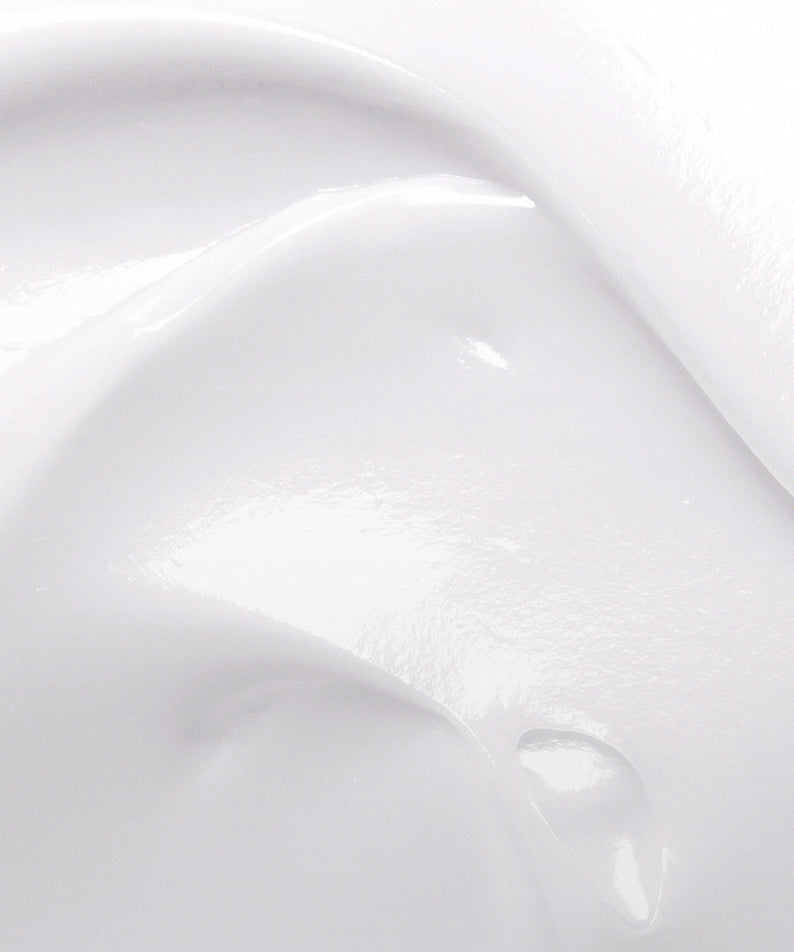 GRAFEN  Daily Sun Essence 52g, crème solaire claire sur fond blanc, texture appliquée en gros plan.