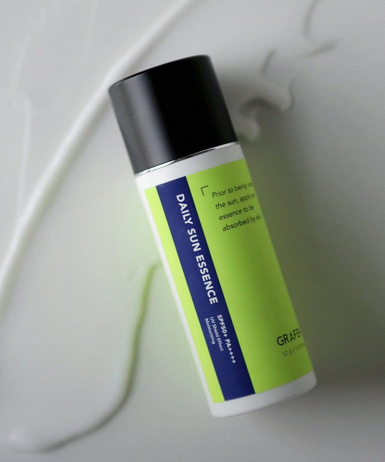 GRAFEN  Daily Sun Essence 52g, flacon cosmétique sur drapé blanc, marque et contexte visuel en studio