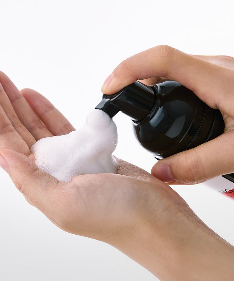 GRAFEN Grooming Bubble Tonic 150ml : mains en mousse avec flacon noir, marque GRAFEN, contexte de coiffage.