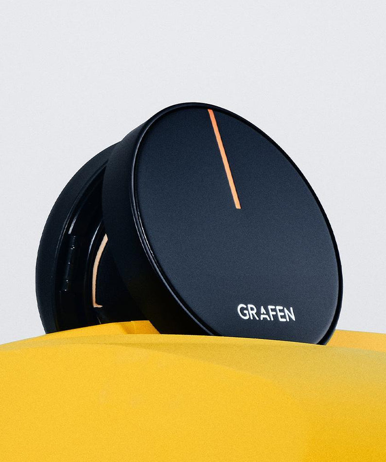 GRAFEN  Handsome Cover Cushion 14g : housse noire arrondie, logo GRAFEN, sur support jaune, vue rapprochée.