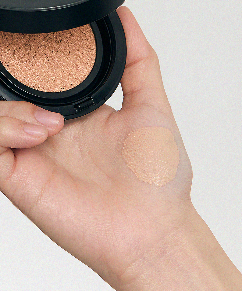 GRAFEN  Handsome Cover Cushion 14g, produit maquillage tenu en main, éponge et coussin compact sur peau.
