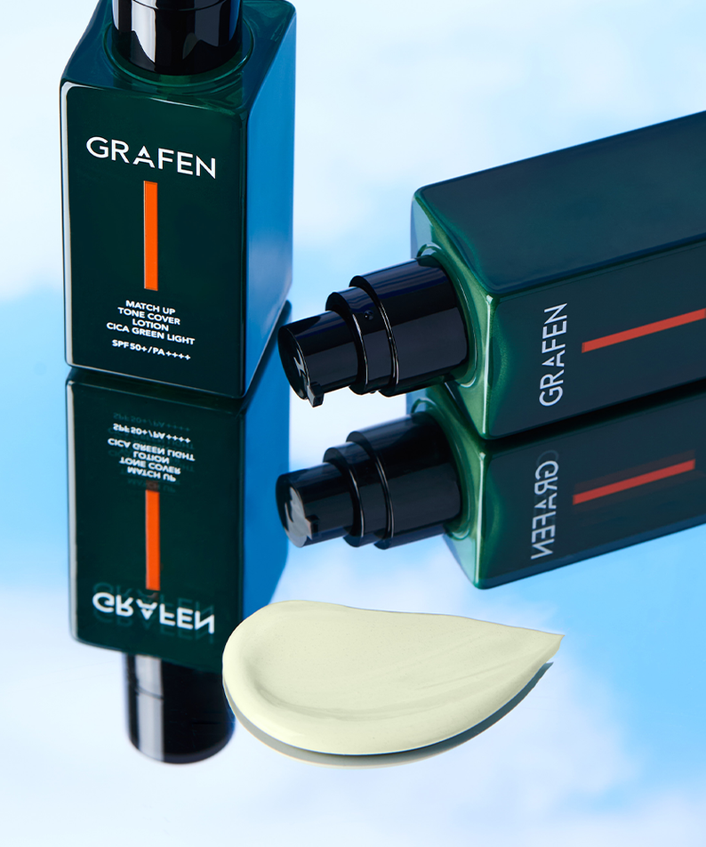 GRAFEN  Match Up Tone Cover Lotion Cica Green Light 50ml : flacon vert et tube, crème swatch sur fond bleu.