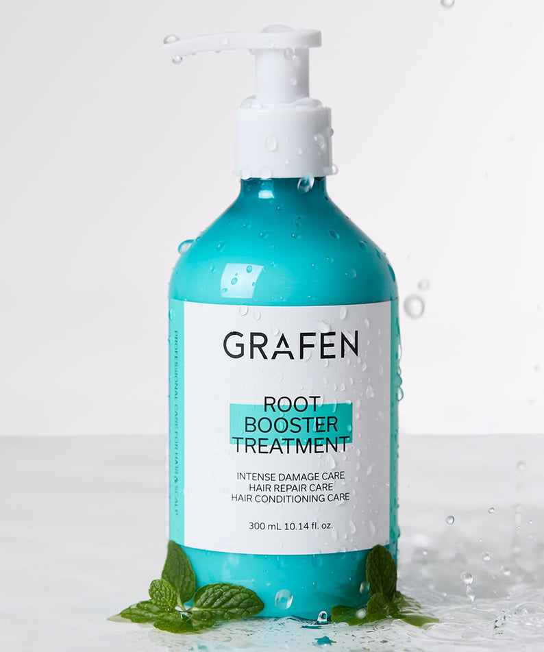 Décris l'image en français : bouteille GRAFEN Root Booster Treatment 300ml turquoise avec douche d’eau, fond blanc.