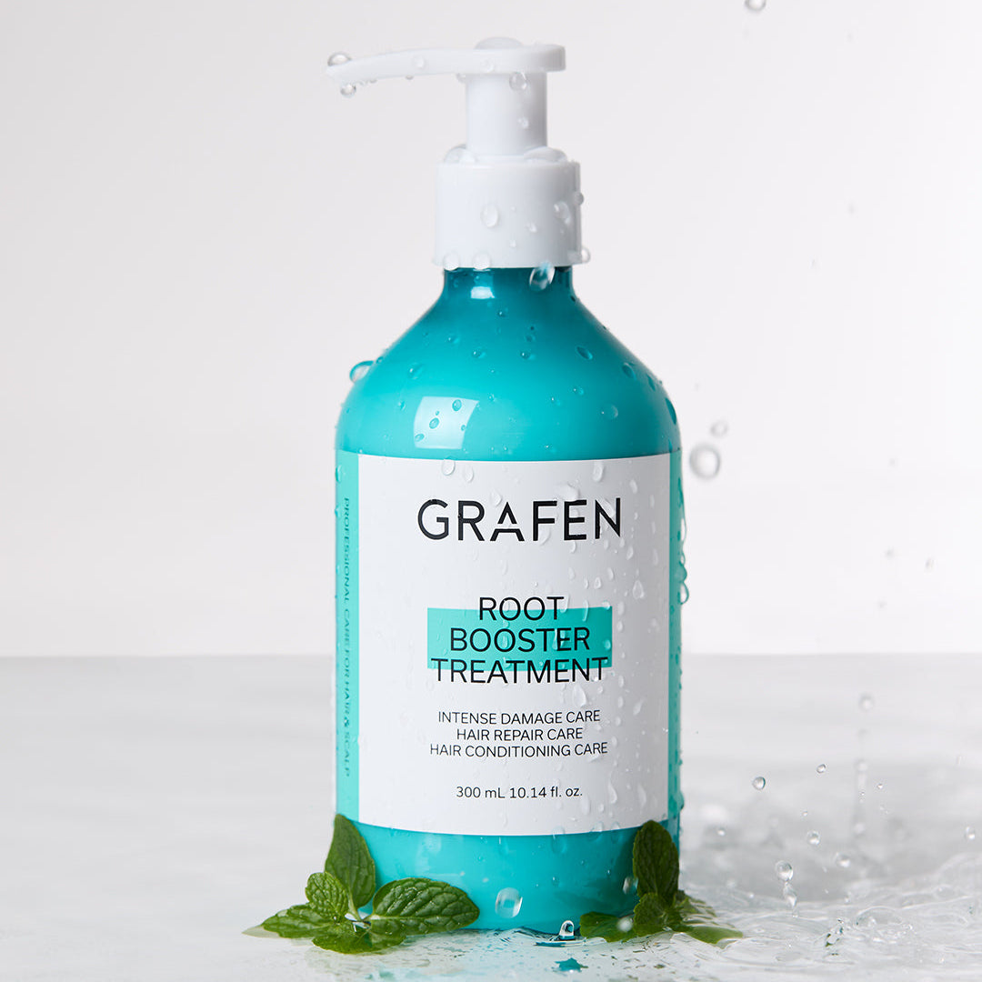 Décris l'image en français : bouteille GRAFEN Root Booster Treatment 300ml turquoise avec douche d’eau, fond blanc.