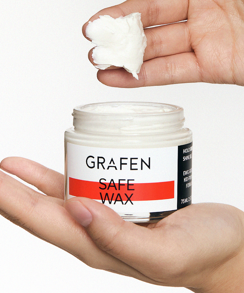 Main tenant GRAFEN Sae Wax 75ml, pot de cire coiffante sur fond blanc, texture de cire visible.