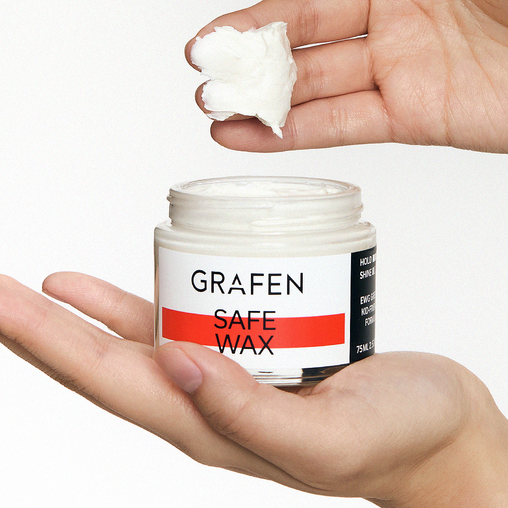 Main tenant GRAFEN Sae Wax 75ml, pot de cire coiffante sur fond blanc, texture de cire visible.