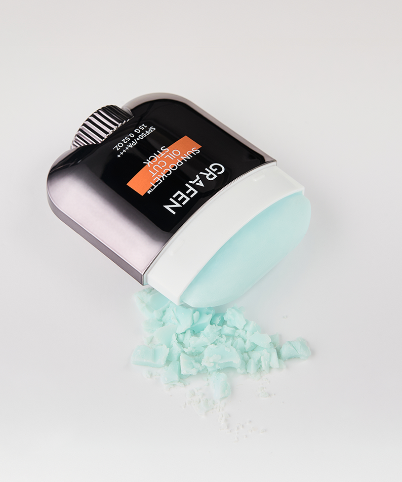 GRAFEN Sun Pocket™ Oil Cut Stick 15g, stick anti-brillance sur fond clair avec texture poudre bleu clair