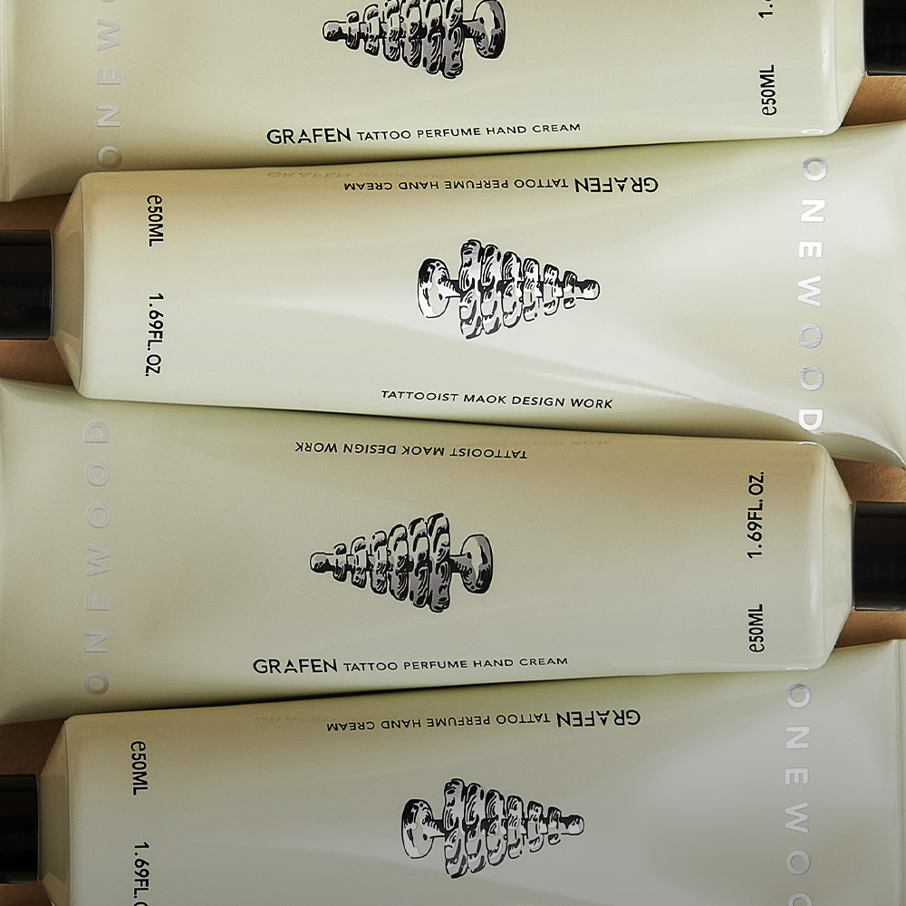 GRAFEN  Tattoo Perfume™ One Wood Hand Cream 50ml, crème mains en flacon beige, pack “Tattoo” sur étagère, contexte visuel.