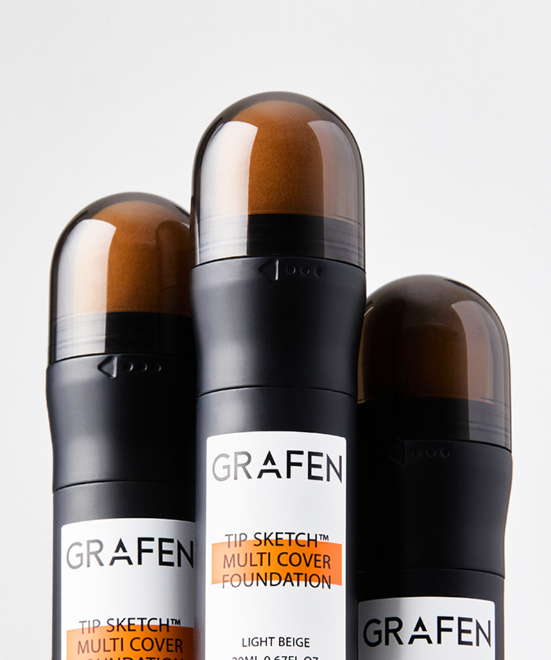 GRAFEN Tip Sketch™ Multi-Cover Foundation 20ml : flacons de fond de teint sous capsules noires, pack cosmétique sur fond clair.