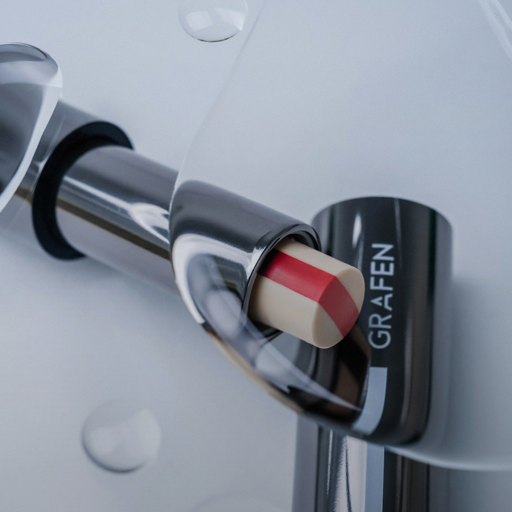 GRAFEN  Triple Lip™ 3.9g de la marque GRAFEN, tube lèvres rouge au style médical sur fond blanc