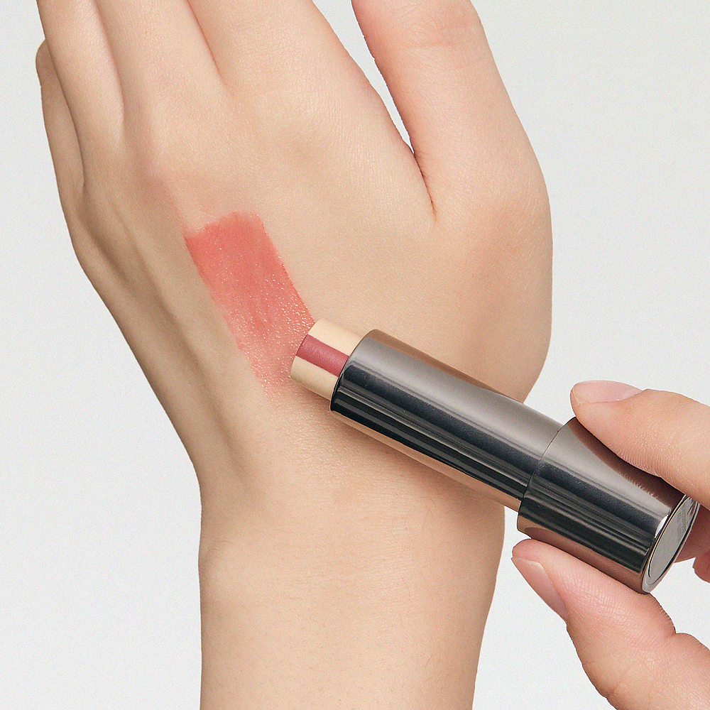 GRAFEN  Triple Lip™ 3.9g : application d’un rouge à lèvres sur la main, gros plan cosmétique sur fond clair.