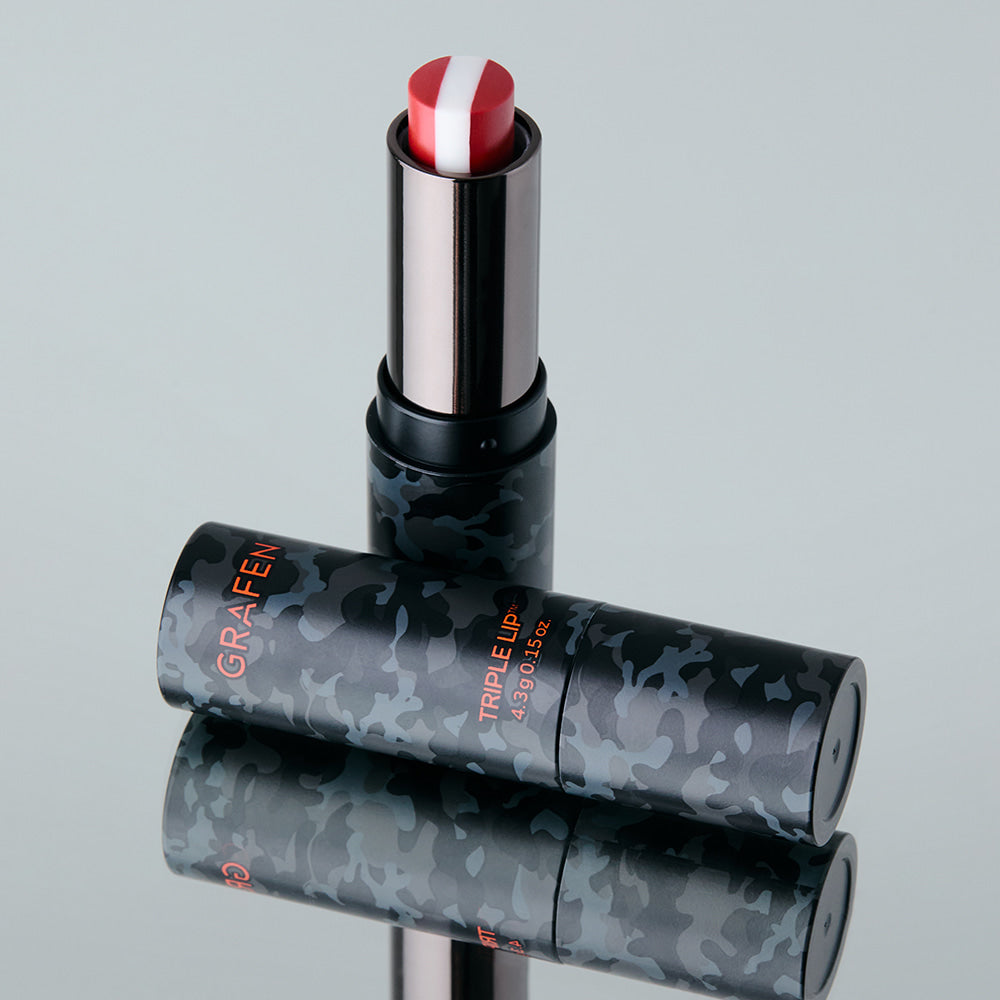 GRAFEN  Triple Lip™ 4.3g : rouge à lèvres dans son tube noir camo, fond clair, produit de la marque GRAFEN