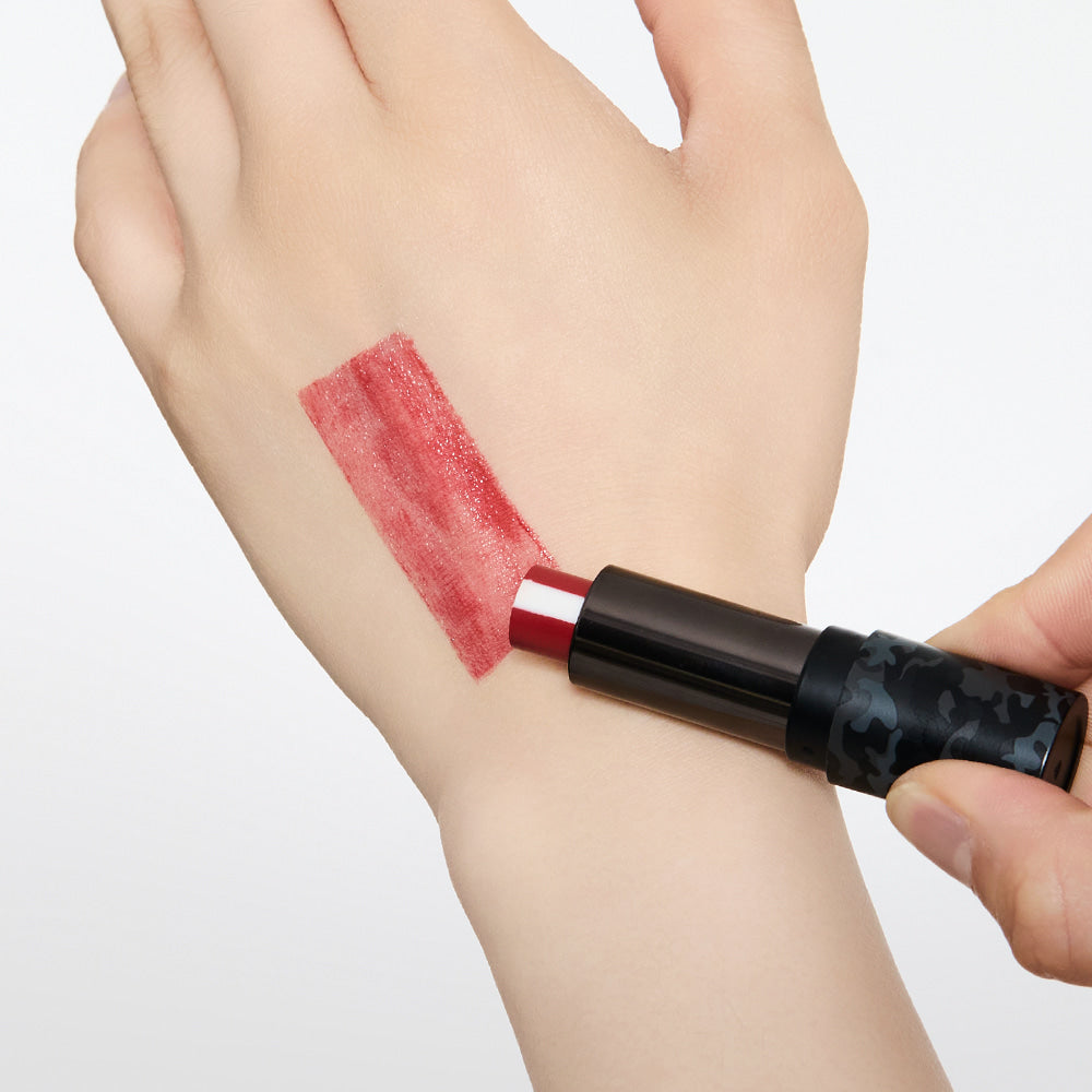 GRAFEN  Triple Lip™ 4.3g, main applique un rouge à lèvres sur le poignet, sur fond blanc, marque GRAFEN