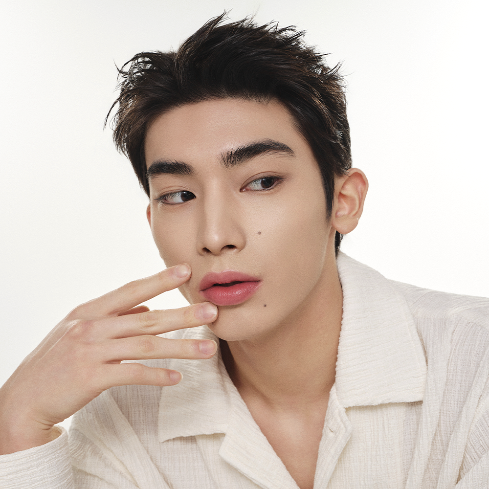GRAFEN  Triple Lip™ Handsome Lip 4.3g, maquillage lèvres sur modèle homme en studio blanc, packaging non visible.