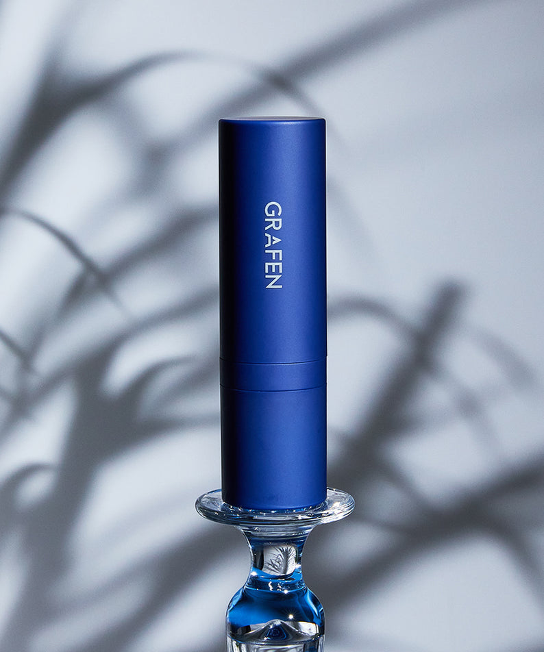 GRAFEN  Triple Lip™ Handsome Lip/ Color Lip, tube bleu sur fond graphique abstrait, marque GRAFEN cosmétique.