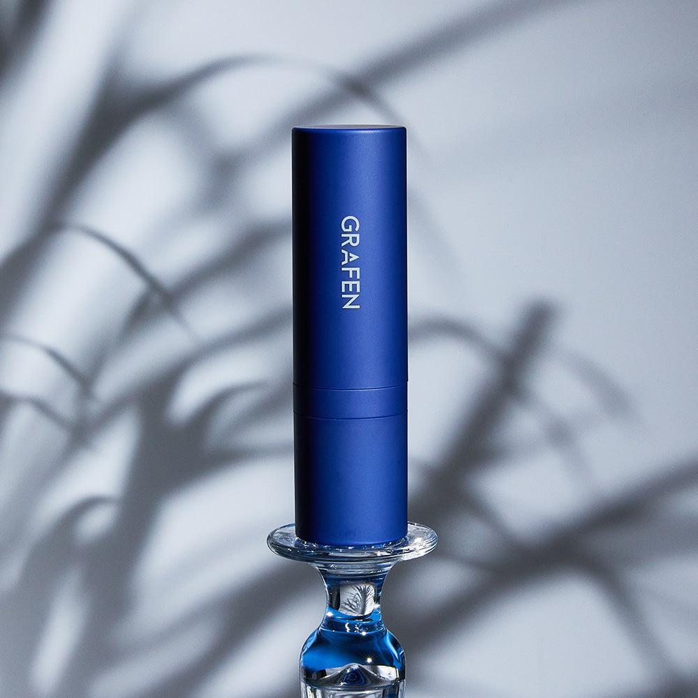 GRAFEN  Triple Lip™ Handsome Lip/ Color Lip, tube bleu sur fond graphique abstrait, marque GRAFEN cosmétique.