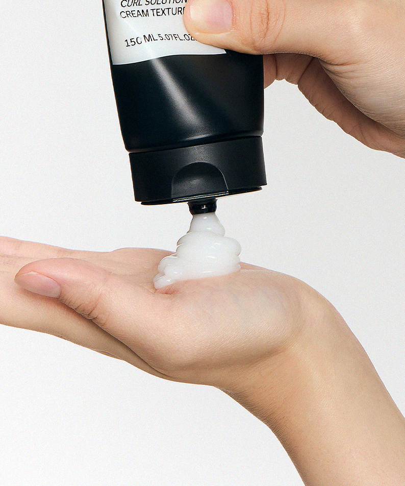 GRAFEN  Volume Up Curl Cream 150ml, tube appliqué sur les mains, crème texturisante pour boucles sur fond clair.