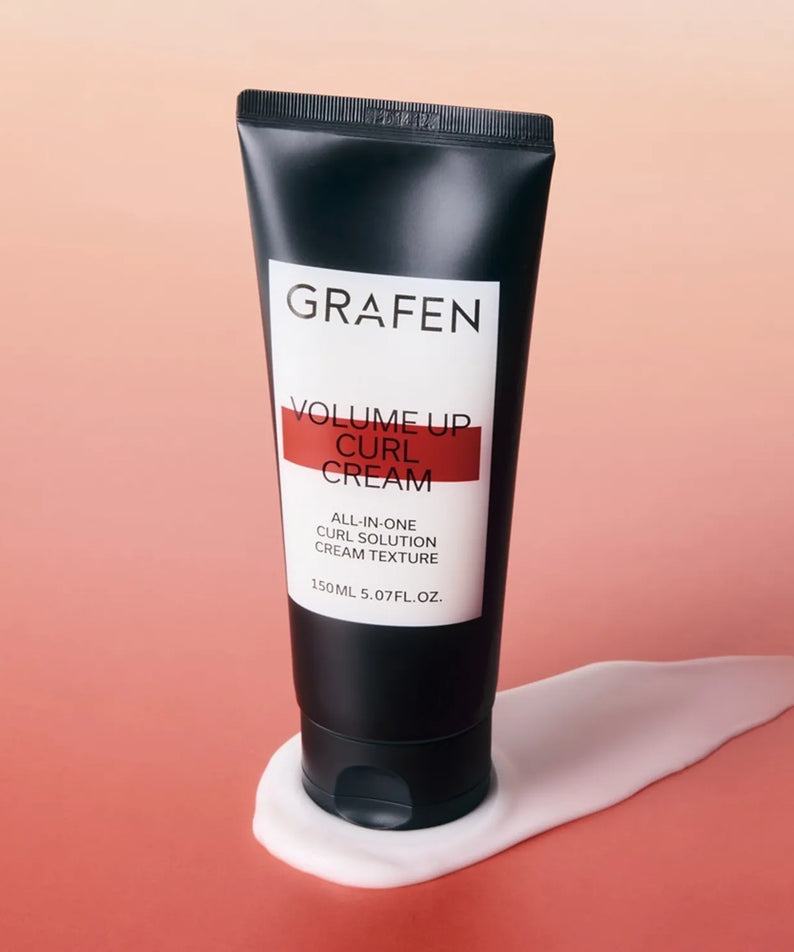 GRAFEN  Volume Up Curl Cream 150ml, tube noir sur fond rose avec crème blanche, produit coiffant boucles.