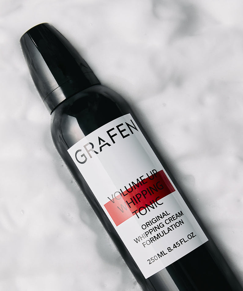 GRAFEN  Volume Up Whipping Tonic 100ml : bouteille noire sur fond marbre, marque GRAFEN, contexte beauté capillaire.