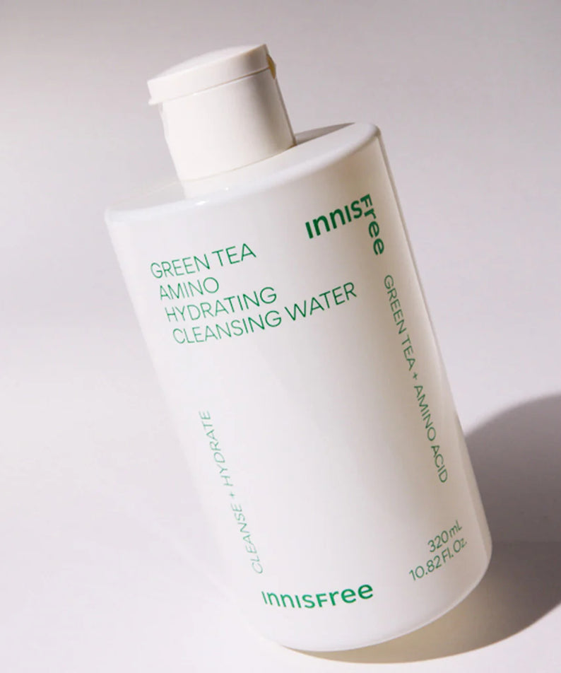 Décris l'image en français en mentionnant le produit, la marque et le contexte visuel : INNISFREE Green Tea Amino Hydrating Cleansing Water 320ml, bouteille blanche sur fond clair.