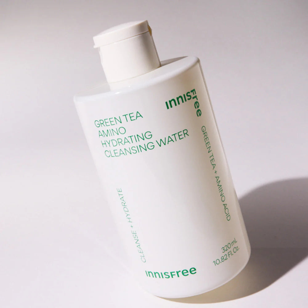 Décris l'image en français en mentionnant le produit, la marque et le contexte visuel : INNISFREE Green Tea Amino Hydrating Cleansing Water 320ml, bouteille blanche sur fond clair.