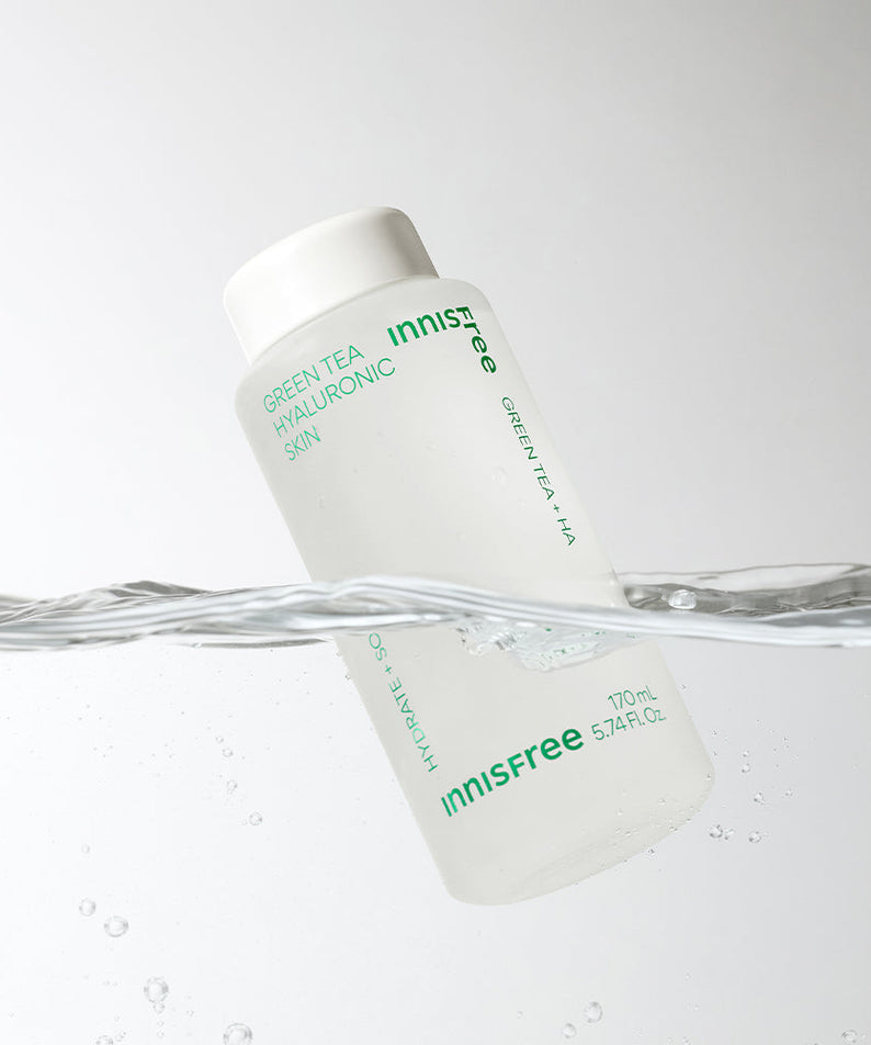 INNISFREE Green Tea Hyaluronic Skin 170ml, flacon dans l’eau avec éclaboussures, visuel beauté en studio sur fond clair.