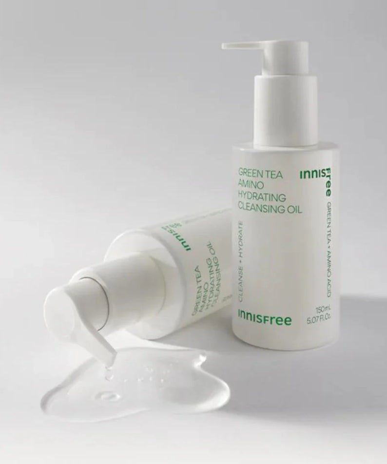 INNISFREE Green Tea Amino Hydrating Cleansing Oil 150ml, pompe et flacon sur fond blanc, texture huileuse visible
