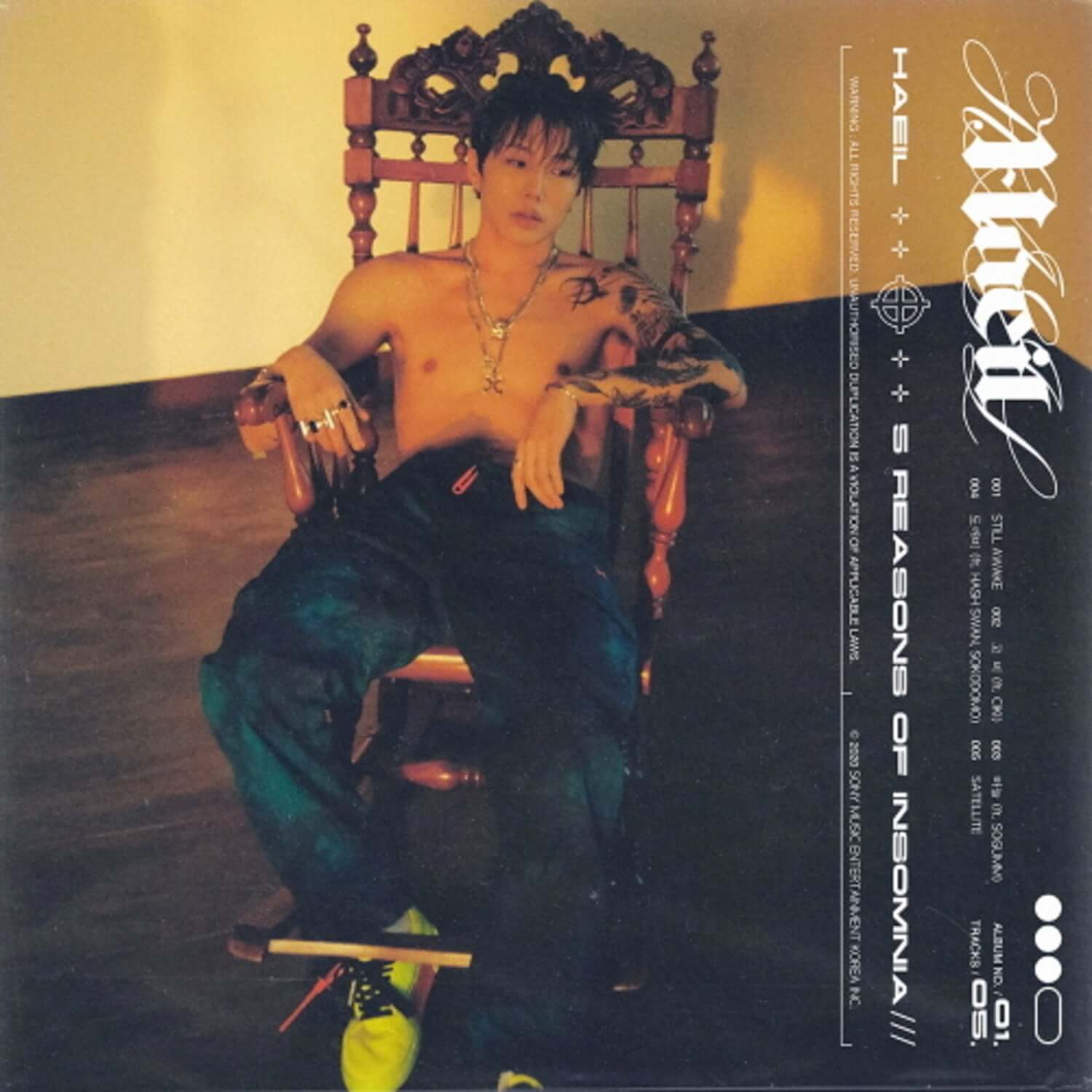 HAEIL - Album Kpop de HAEIL : photo Kpop stylée, artiste en scène, ambiance dorée, couverture album