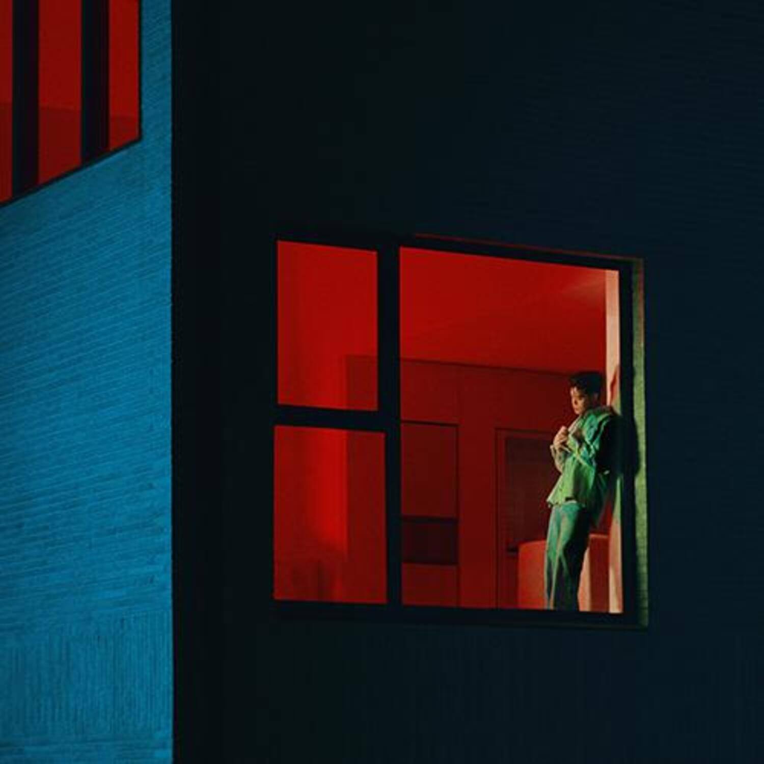 HAN YO-HAN - 4th Album [Time Machine] - Album Kpop : jaquette sur fond rouge et bleu, décor urbain, style HAN YO-HAN